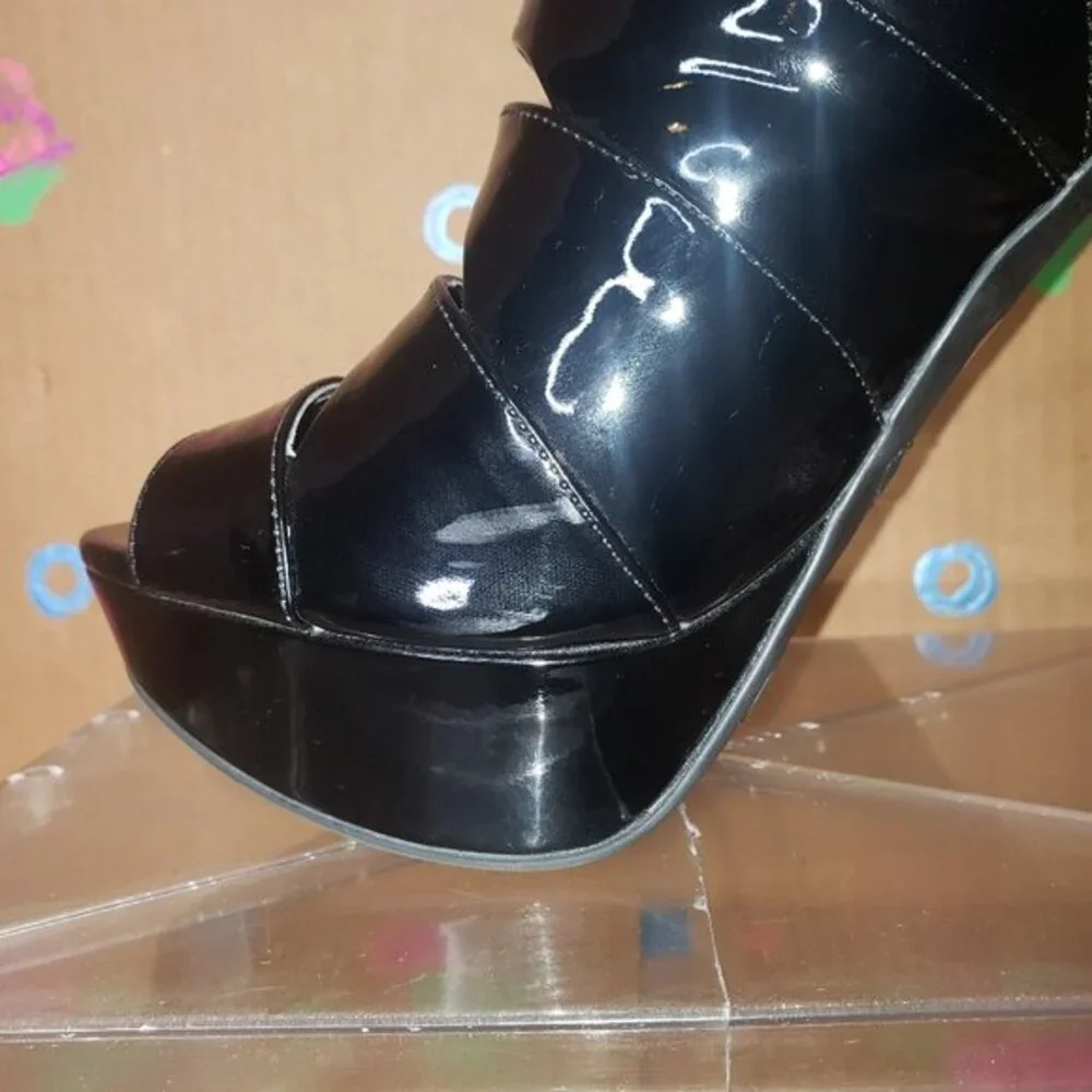 CITY STREETS SHINY BLACK PLATFORM SANDALS SIZE 9